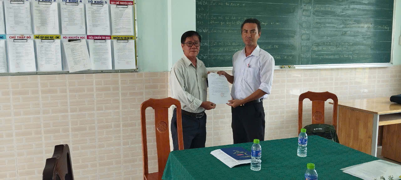 Trao quyết định bí thư chi bộ trường